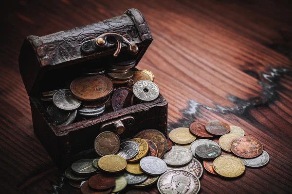 Monedas viejas en el pecho — Foto de Stock