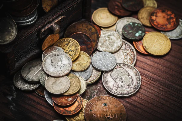 Monedas viejas en el pecho — Foto de Stock