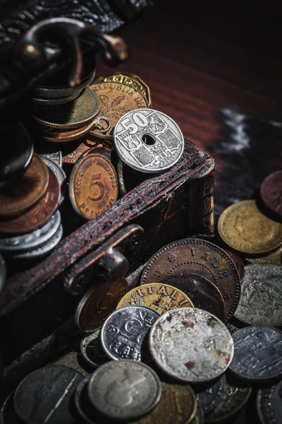 Monedas viejas en el pecho — Foto de Stock