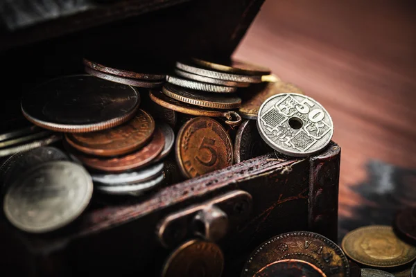 Monedas viejas en el pecho — Foto de Stock