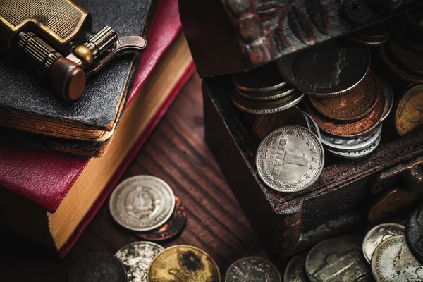 Старі монети і старий об'єкт — стокове фото
