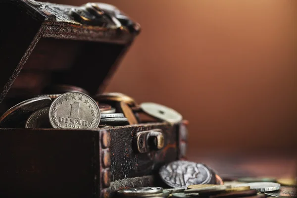 Monedas viejas en el pecho —  Fotos de Stock