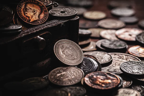 Monedas viejas en el pecho — Foto de Stock