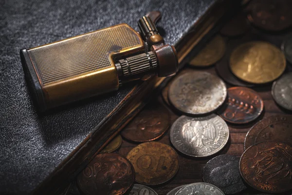 Vecchie monete e vecchio accendino — Foto Stock