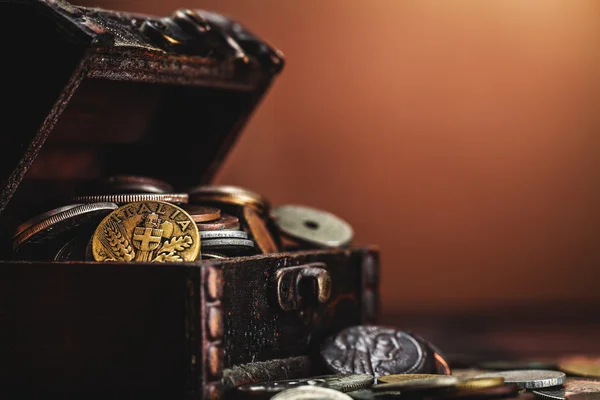 Monedas viejas en el pecho — Foto de Stock