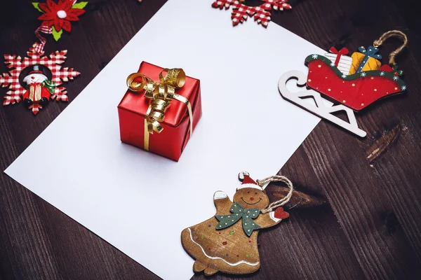 Regalo de Navidad con decoraciones — Foto de Stock