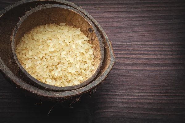 Hnědá rýže v kokosu — Stock fotografie