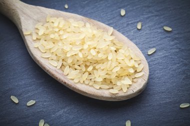 kahverengi pirinç kaşığı üzerinde