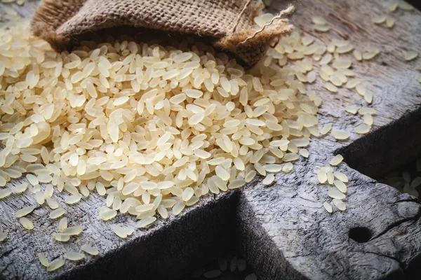 Arroz integral en la tabla de cortar — Foto de Stock