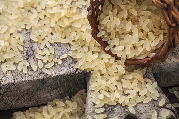 Arroz integral en la tabla de cortar — Foto de Stock