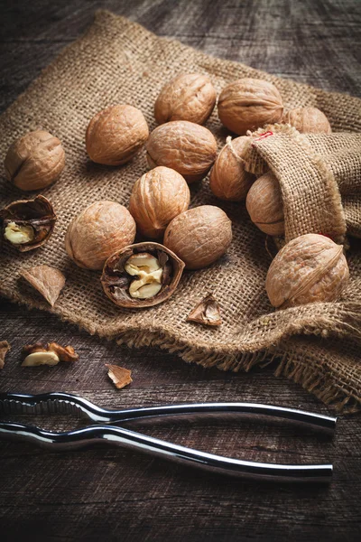 Walnüsse mit Nussknacker — Stockfoto