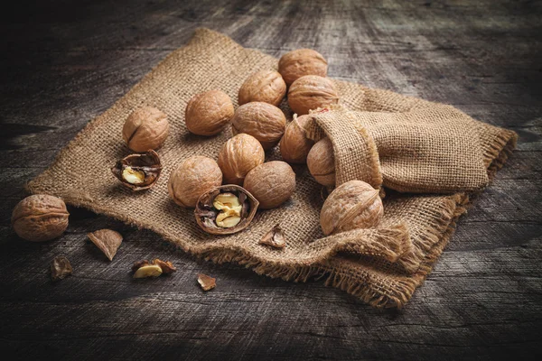 Орехи на джуте — стоковое фото