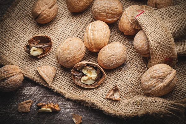 Nueces en yute — Foto de Stock