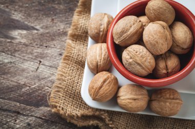 Jüt üzerinde ceviz