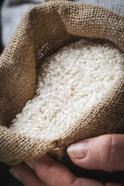 Nasi putih di tangan tua — Stok Foto