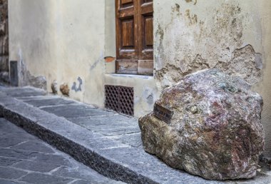 Dante Alighieri Floransa duomo yakınındaki taş