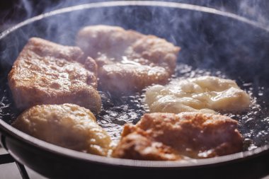  börek kızartma tava üzerinde