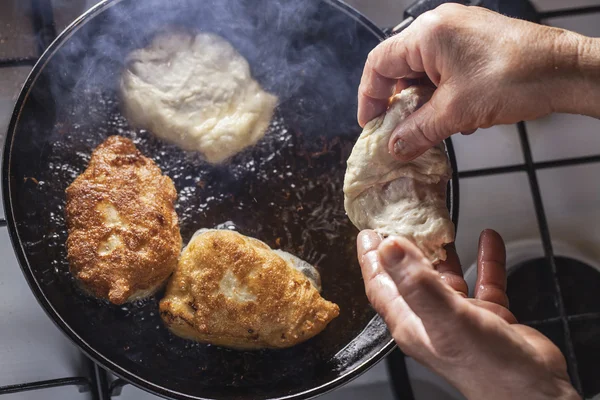 börek kızartma tava üzerinde