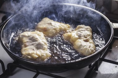 börek kızartma tava üzerinde
