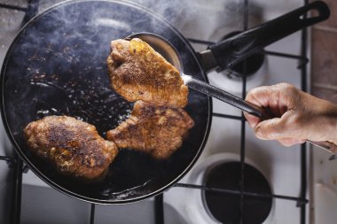 börek kızartma tava üzerinde