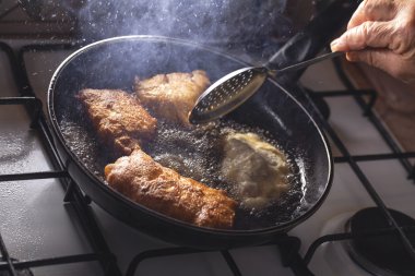 börek kızartma tava üzerinde