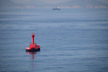 Lama Kanalı 'nda, Hong Kong limanına yaklaşan hafif bir gemi var..