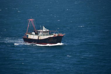 Denize giden bir balıkçı teknesi. Fotoğraf, Hong Kong sularında derli toplu çekilmiş..