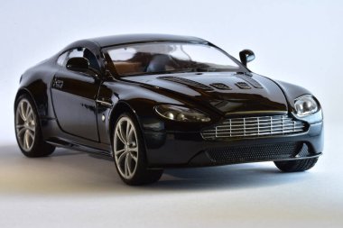 Oyuncak araba, beyaz arka planda lüks bir model..