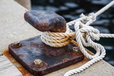 bir gemi bir iskeleye yapıştırılır demirleme için ope