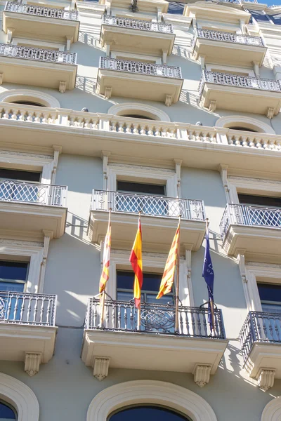 Hiszpański, kataloński i europejskie flagi — Zdjęcie stockowe