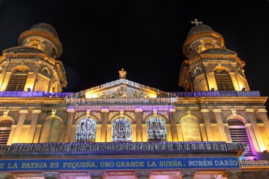  Gece Ulusal Sarayı manzaralı Noel ışıkları, Managua, nicaragua