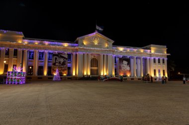  Gece Ulusal Sarayı manzaralı Noel ışıkları, Managua, nicaragua