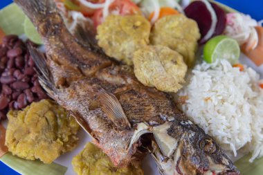 pirinç ve muz ile kızarmış balık