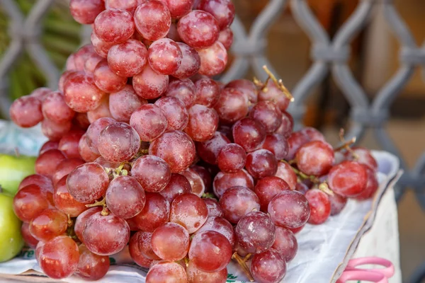 Красный виноград в деталях — стоковое фото