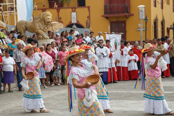 Bailarinas aborígenes en traje típico celebrando en la calle en Nicaragua —  Fotos de Stock