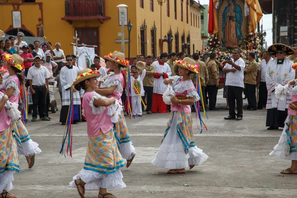 Danseurs autochtones en tenue typique célébrant dans la rue au Nicaragua — Photo
