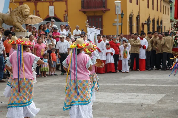 Aborigen χορευτές σε τυπικό φόρεμα γιορτάζει στο δρόμο, Νικαράγουα — Φωτογραφία Αρχείου