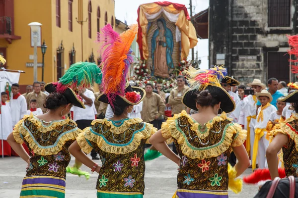 Leon, Nicaragua - 12 de diciembre de 2015: Bailarines aborígenes —  Fotos de Stock