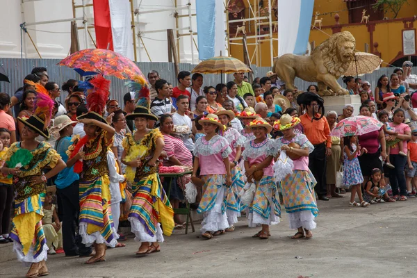 Leon, Nicaragua - December 12-én 2015-re: Aborigen-táncosok — Stock Fotó