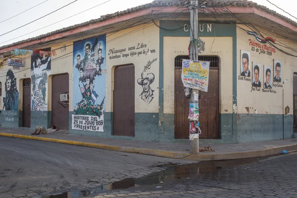 Vista treet com pinturas revolução na parede — Fotografia de Stock