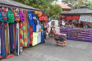  Hediyelik eşya ve el sanatları için turist Leon, Nikaragua central Park'ta