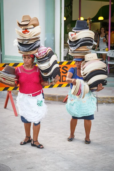 Mulher da Nicarágua, vendendo chapéus na rua — Fotografia de Stock