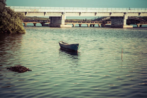 Eski su teknede — Stok fotoğraf