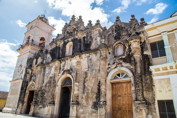 Orld kerk gevel van Granada, nicaragua — Stockfoto