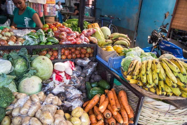 Market daily life view. girl on shop, Nicaragua — Stock Photo, Image