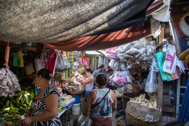  Piyasa günlük hayat görünümü. İnsanlar alışveriş