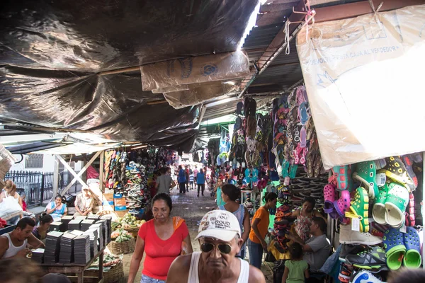 Mercado vista de la vida cotidiana. Personas en la tienda, Nicaragua — Foto de Stock
