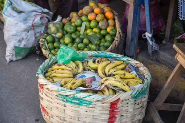 BANANENGROEP op marketplace — Stockfoto