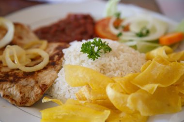 tavuk, fasulye ve salata ile pirinç