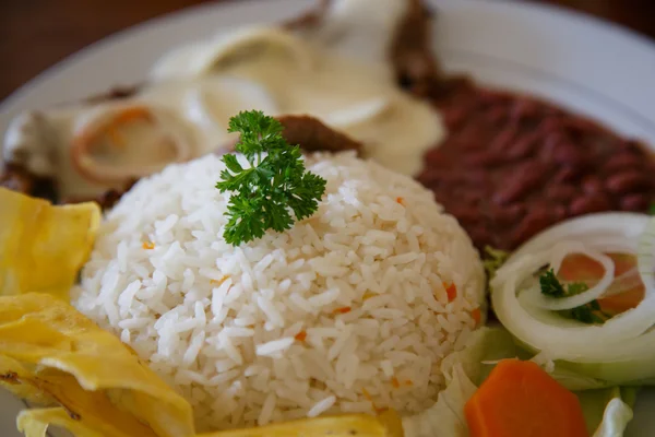 Рис з куркою, квасолею та салатом — стокове фото